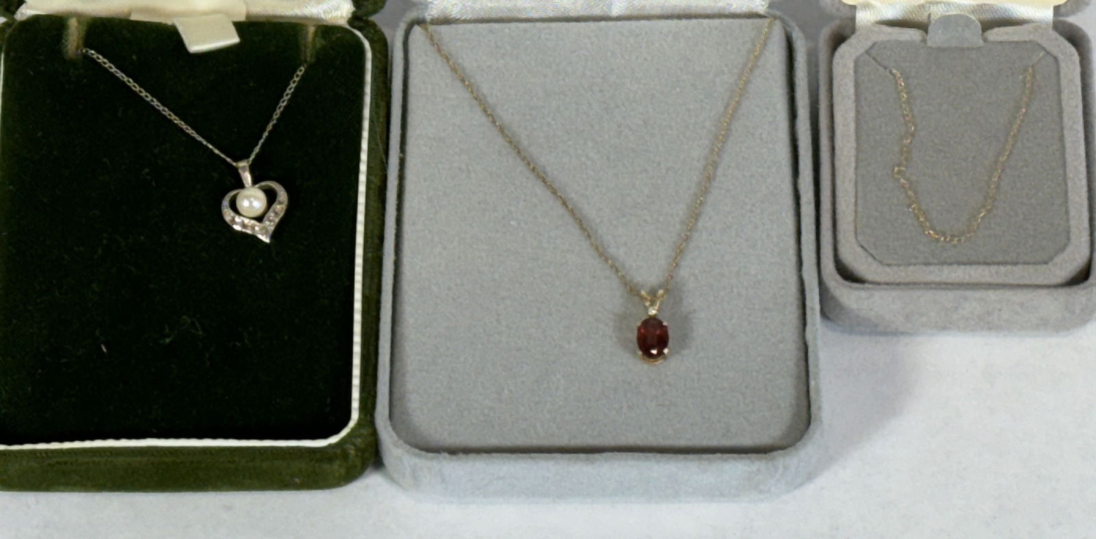 3 10K GOLD CHAINS, 2 WITH PENDANTS 5 GRAMS (1 of 4)