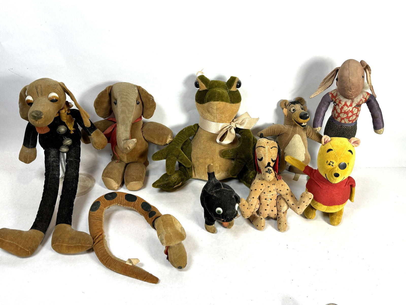 A LARGE LOT OF ANTIQUE VELVETEEN STUFFED ANIMALS 16" SMALLER (1 of 7)