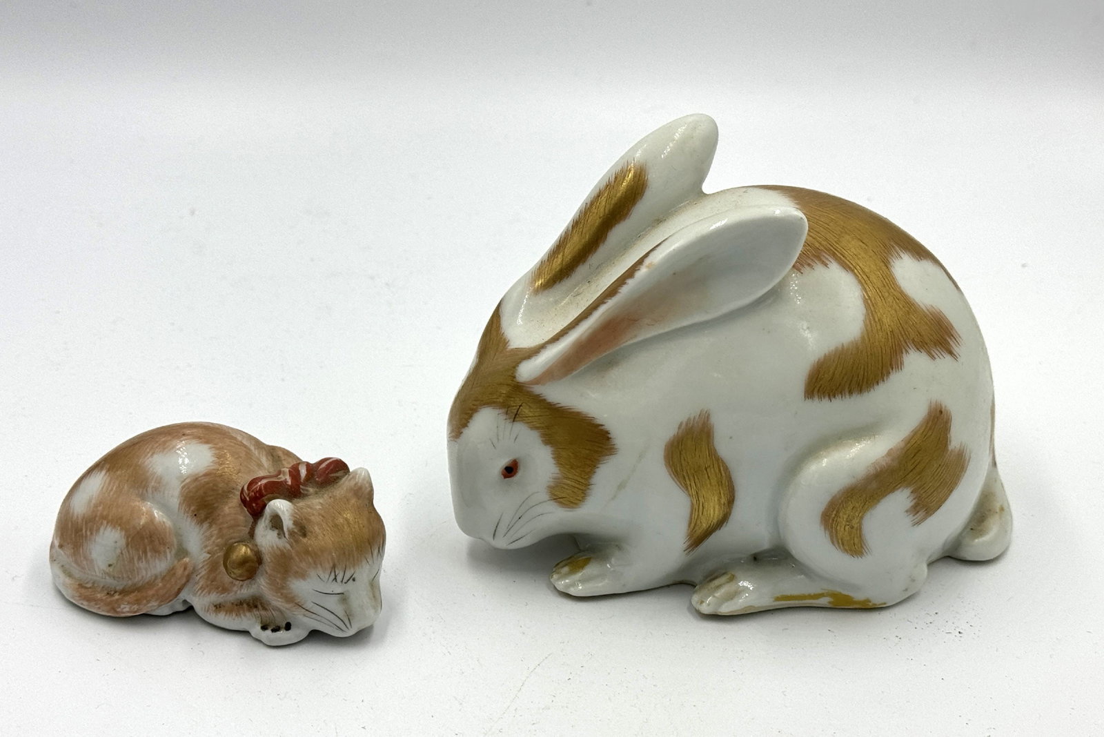 A KUTANI RABBIT AND A KUTANI SLEEPING CAT. 5"X 4" AND 2.5"X 1": A KUTANI RABBIT AND A KUTANI SLEEPING CAT. 5"X 4" AND 2.5"X 1"