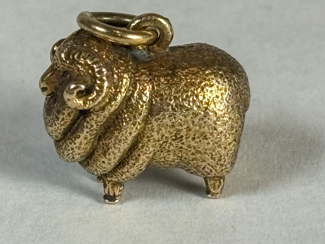 A 9K GOLD RAM PENDANT, 11.5 GRAMS: A 9K GOLD RAM PENDANT, 11.5 GRAMS