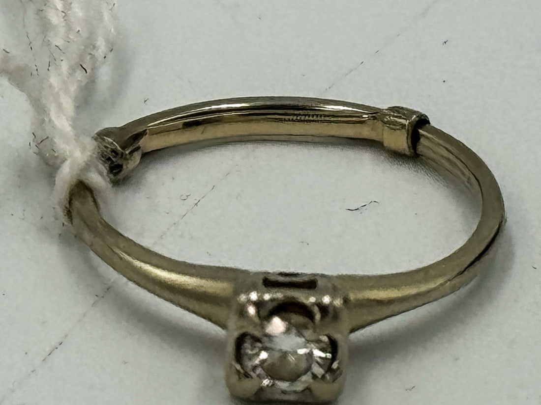A 14K WHITE GOLD 1920S ART DECO ENGAGEMENT RING, 2.9 GRAMS: A 14K WHITE GOLD 1920S ART DECO ENGAGEMENT RING, 2.9 GRAMS