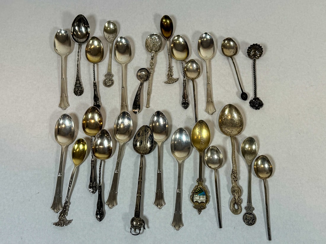 A LARGE LOT OF STERLING SILVER DEMITASSE AND COLLECTOR'S SPOONS, 8 OZT (1 of 6)