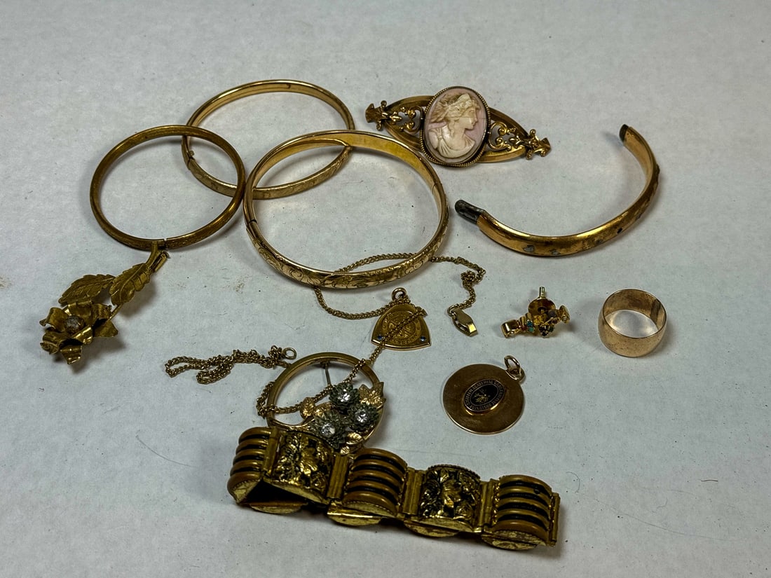 LOT OF GOLD FILLED JEWELRY: LOT OF GOLD FILLED JEWELRY