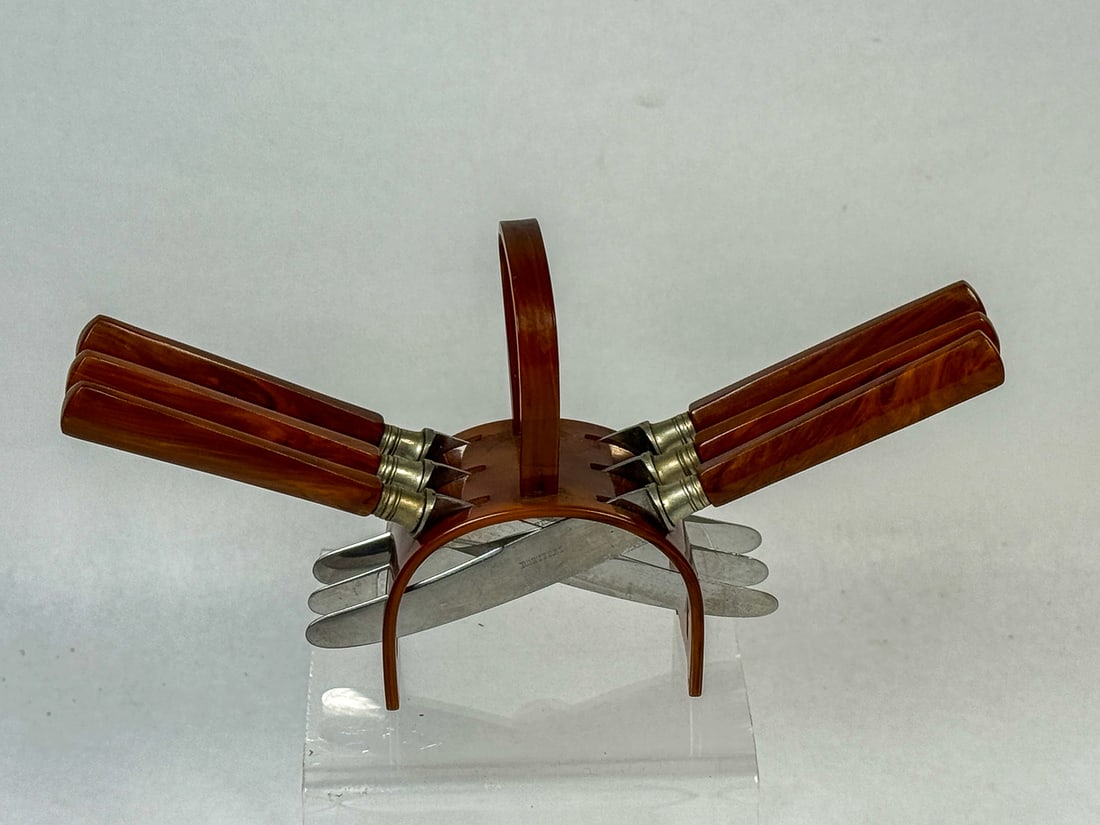 BAKEALITE KNIFE HOLDER W/ BAKEALITE HANDLED BUTTER KNIFE SET, 7" KNIVES AND 5" TALL OVERALL: BAKEALITE KNIFE HOLDER W/ BAKEALITE HANDLED BUTTER KNIFE SET, 7" KNIVES AND 5" TALL OVERALL