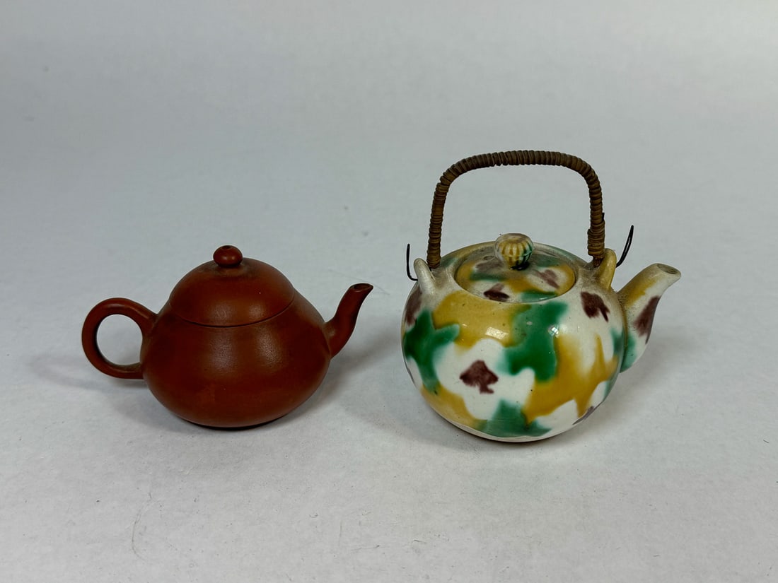 TWO MINIATURE JAPANESE TEAPOTS, 2.5" (1 of 3)
