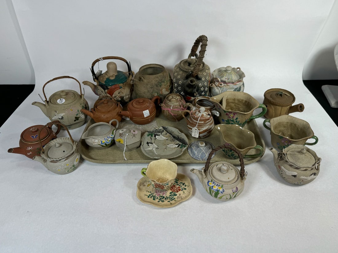A LOT OF JAPANESE BANKO TEAPOTS, ETC.: A LOT OF JAPANESE BANKO TEAPOTS, ETC.