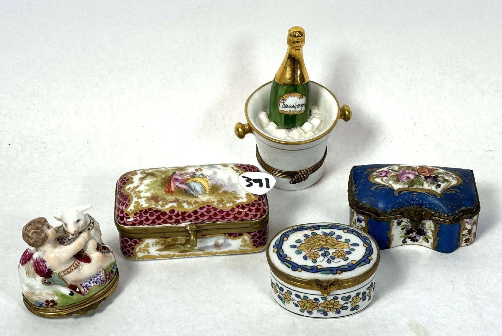 4 PORCELAIN DRESSER BOXES: 4 PORCELAIN DRESSER BOXES