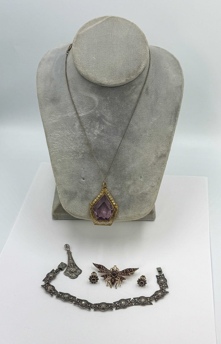 GOOD GROUP OF 1920S ART DECO COSTUME JEWELRY: GOOD GROUP OF 1920S ART DECO COSTUME JEWELRY