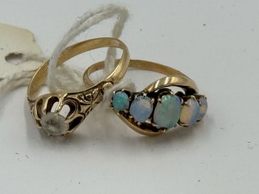 A 14K GOLD OPAL RING SIZE 7 AND ANOTHER 14K GOLD RING SIZE 6, 4.05 GRAMS