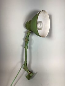 A GREEN 1940S TABLE MOUNTING BENCH LAMP, 22" OVERALL AND 7" SHADE