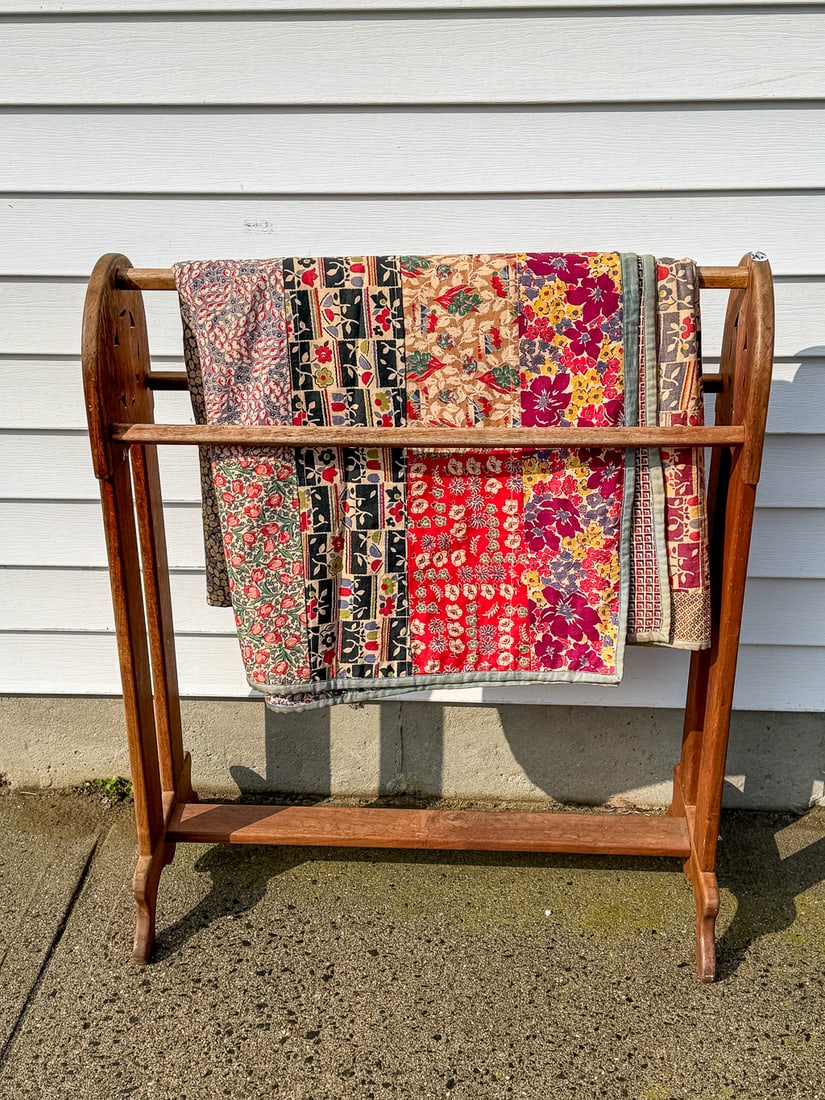 ANTIQUE QUILT AND QUILT STAND, 48" X 72" QUILT: ANTIQUE QUILT AND QUILT STAND, 48" X 72" QUILT