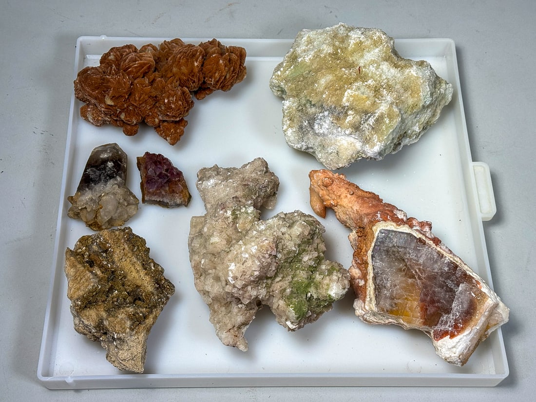 LARGE LOT OF MINERAL SPECIMENS, 7" AND SMALLER (1 of 7)