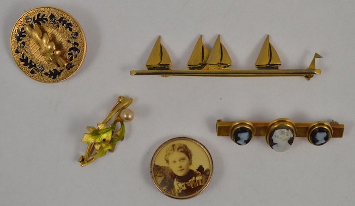 5 VICTORIAN GOLD PINS: 5 VICTORIAN GOLD PINS. LOCKET: GOLD FILLED, SAILBOATS: 10 K OTHER: 14K 22.96 GRAMS.