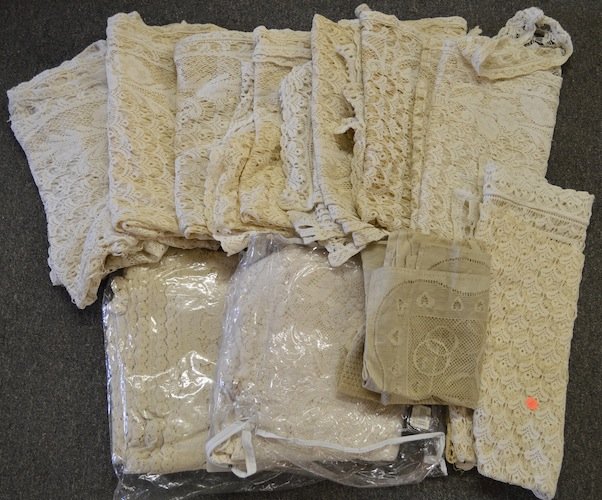 LOT OF VINTAGE LACE, MOSTLY CURTAINS: LOT OF VINTAGE LACE, MOSTLY CURTAINS.