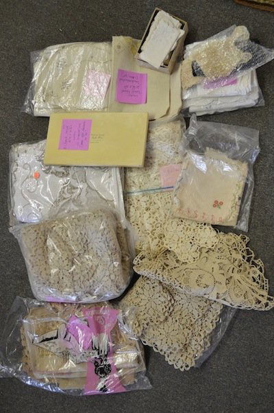LOT OF VINTAGE LINENS & LACE: LOT OF VINTAGE LINENS & LACE