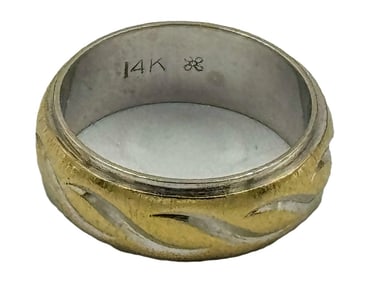 A CARVED 14K GOLD WEDDING RING, 6.06 GRAMS