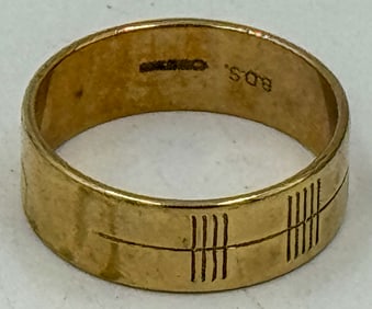 A 10K GOLD CARVED WEDDING BAND, 4.63 GRAMS