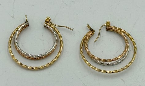 A PAIR OF 14K GOLD TRICOLOR HOOPS, 3.32 GRAMS