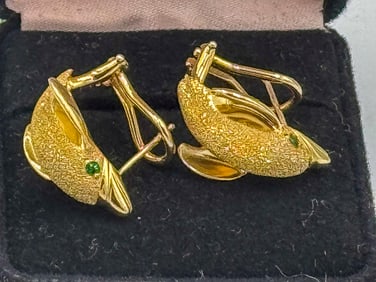 A PAIR OF 14K GOLD DOLPHIN EARRINGS W/ EMERALD EYES, 8.72 GRAMS