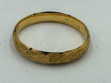 14K GOLD HAND MADE BANGLE BRACELET W/ BAR SAFETY CLASP W/ FLORENTINE AND ENGRAVED FINISH. 19 GRAMS