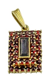 A 14K GOLD AND RUBY PENDANT, 4.34 GRAMS