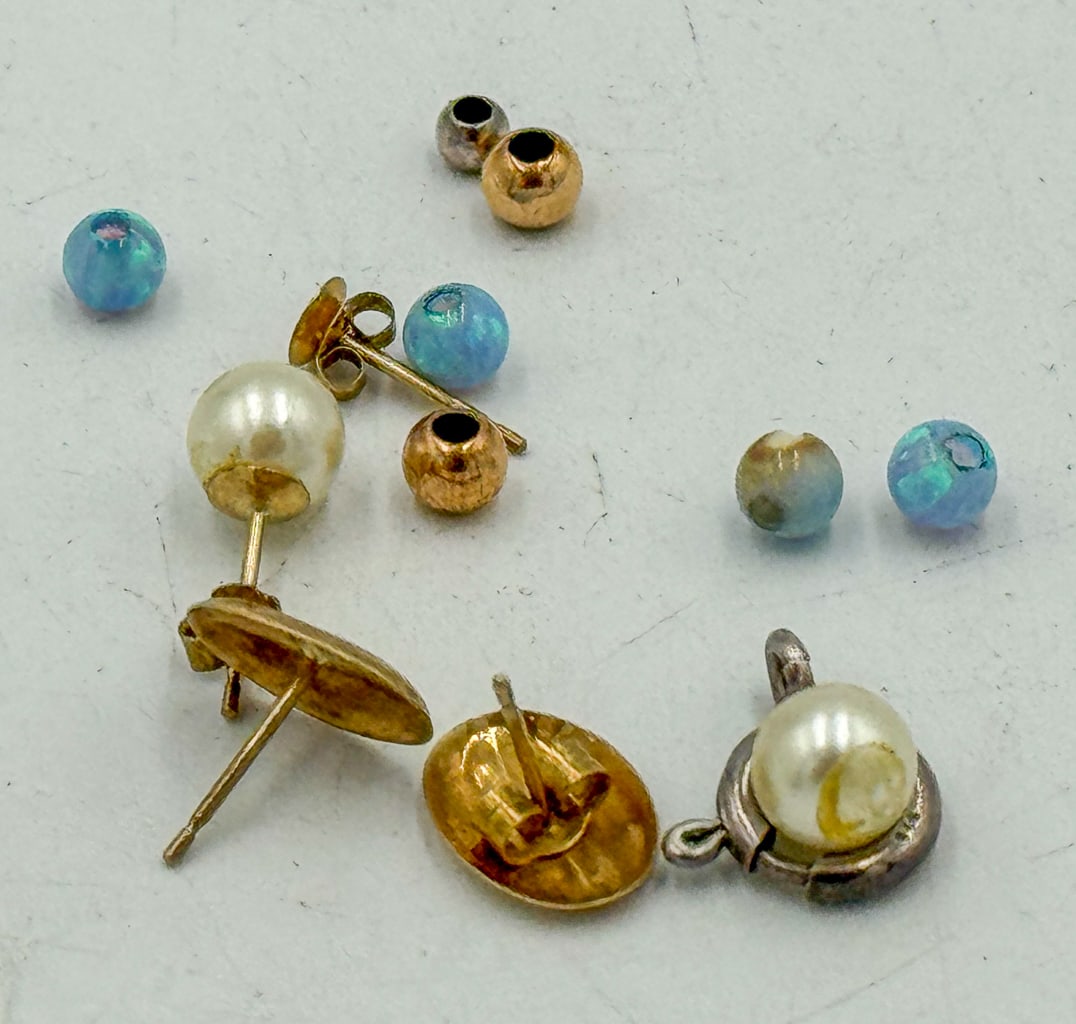 LOT OF SCRAP GOLD, OPALS, AND PEARLS, 1.95 GRAMS: LOT OF SCRAP GOLD, OPALS, AND PEARLS, 1.95 GRAMS