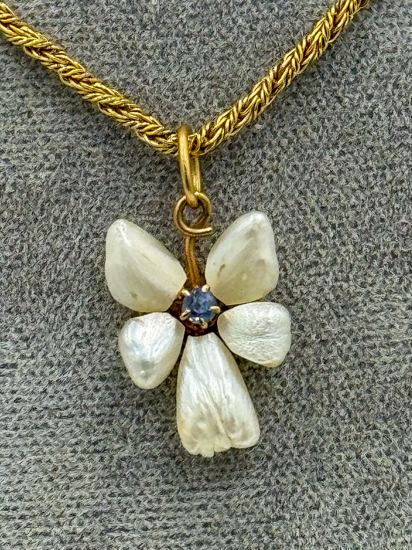 A 14K GOLD CHAIN WITH NATURAL PEARLS AND SAPPHIRE, 4.95 GRAMS: A 14K GOLD CHAIN WITH NATURAL PEARLS AND SAPPHIRE, 4.95 GRAMS