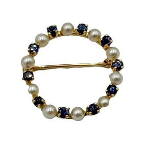 A 14K GOLD CIRCULAR PIN W/ SEED PEARLS AND SAPPHIRES, 2.65 GRAMS