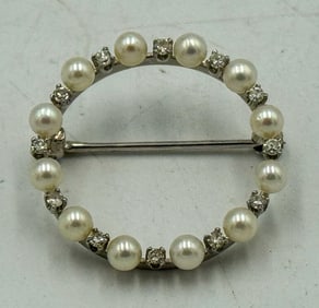 A 14K WHITE GOLD CIRCULAR PIN W/ SEED PEARLS AND DIAMONDS, 2.99 GRAMS
