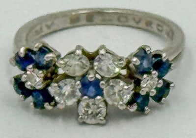 A 14K WHITE GOLD DIAMOND AND SAPPHIRE RING, 5.69 GRAMS