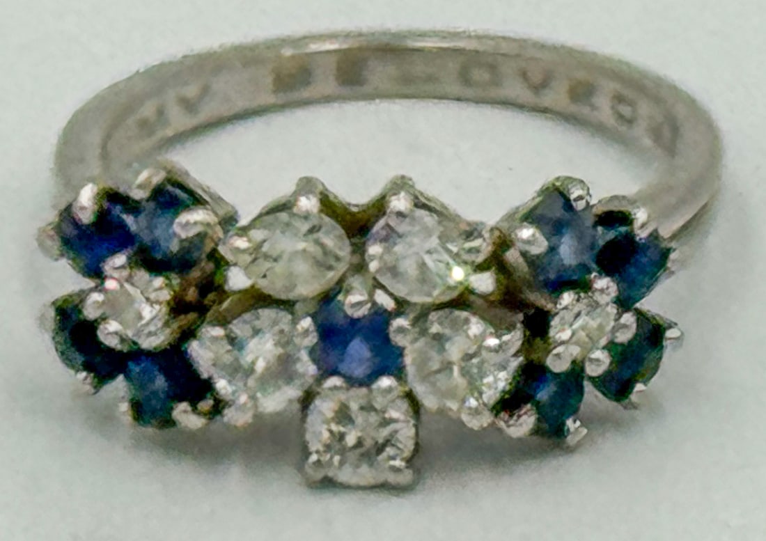 A 14K WHITE GOLD DIAMOND AND SAPPHIRE RING, 5.69 GRAMS (1 of 7)