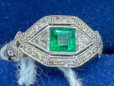 A 14K WHITE GOLD EMERALD AND DIAMOND ART DECO RING, 3.42 GRAMS