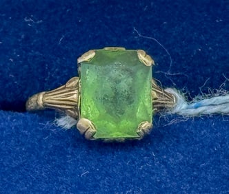 A 10K GOLD RING W/ GREEN STONE, 1.89 GRAMS