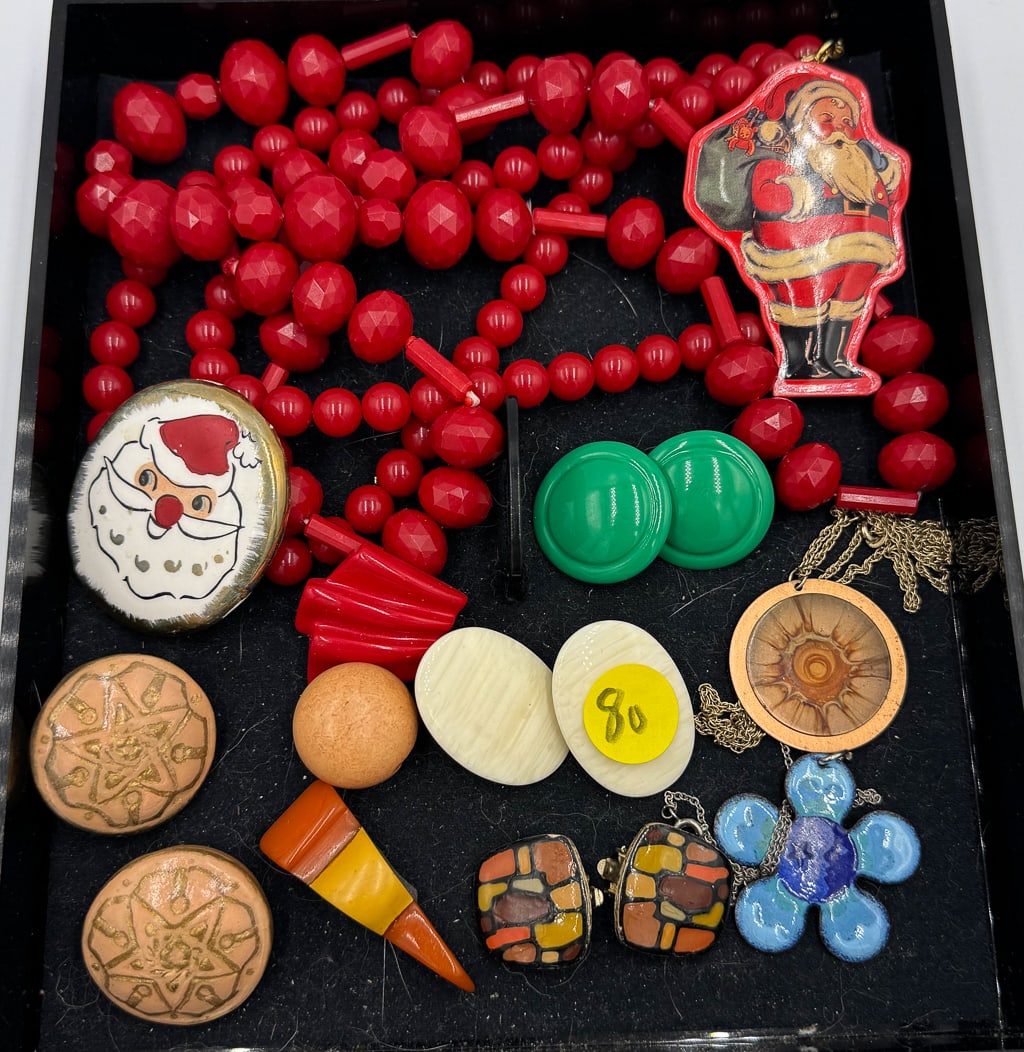 MCM JEWELRY LOT INCLUDES BAKELITE PLASTIC, HOLT HOWARD SANTA PIN, ETC. (1 of 8)