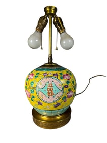 AN ANTIQUE CHINESE FAMILLE ROSE URN CONVERTED TO LAMP, 19" OVERALL AND 8" DIAMETER X 8" TALL URN