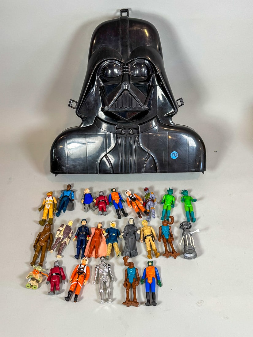 26 1977 STAR WARS ACTION FIGURES IN DARTH VADER CASE (1 of 4)