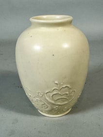 A MATTE WHITE ROOKWOOD VASE, 5.5" TALL