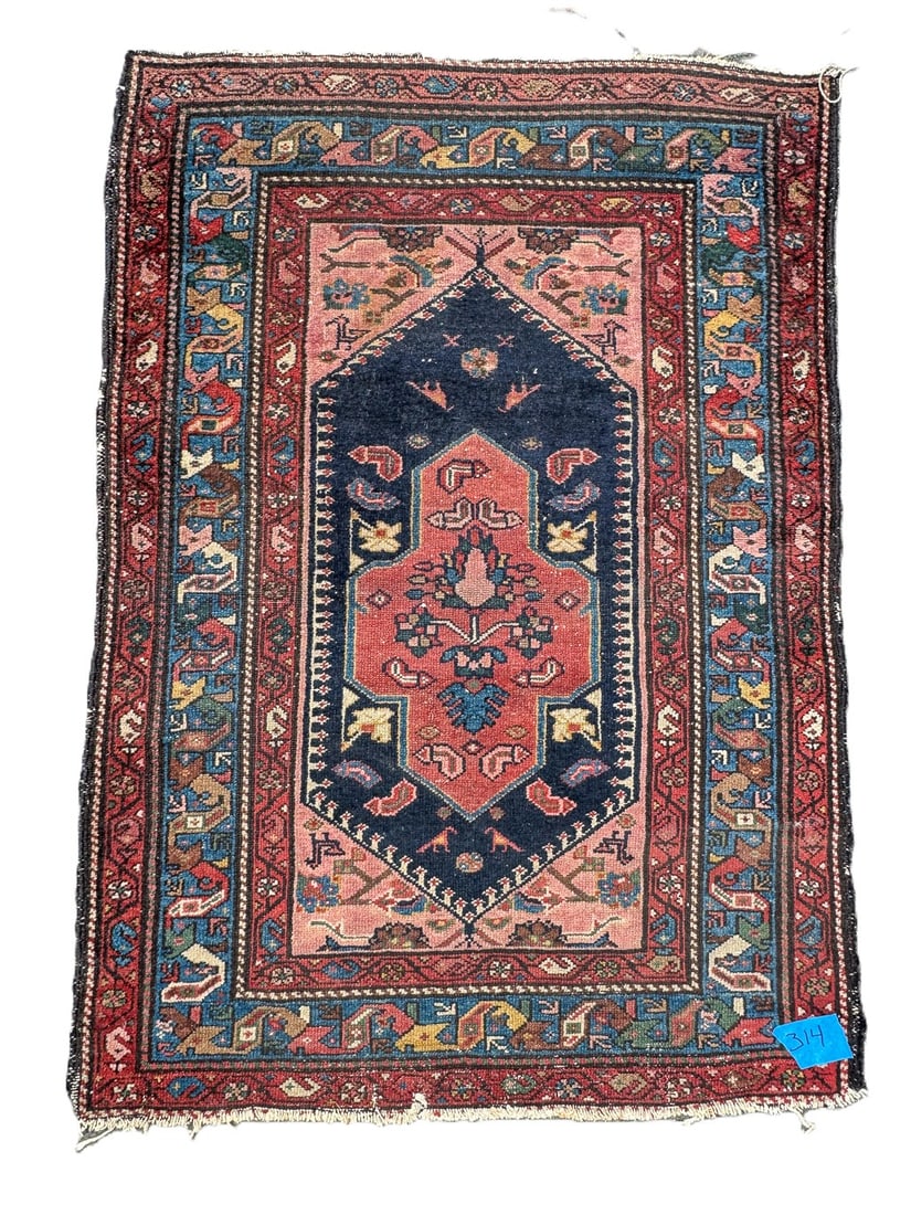 PERSIAN STYLE AREA RUG, 46" X 33": PERSIAN STYLE AREA RUG, 46" X 33"