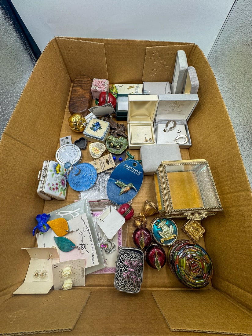 LOT OF STERLING SILVER JEWELRY, COSTUME JEWELRY, AND JEWELRY BOXES: LOT OF STERLING SILVER JEWELRY, COSTUME JEWELRY, AND JEWELRY BOXES