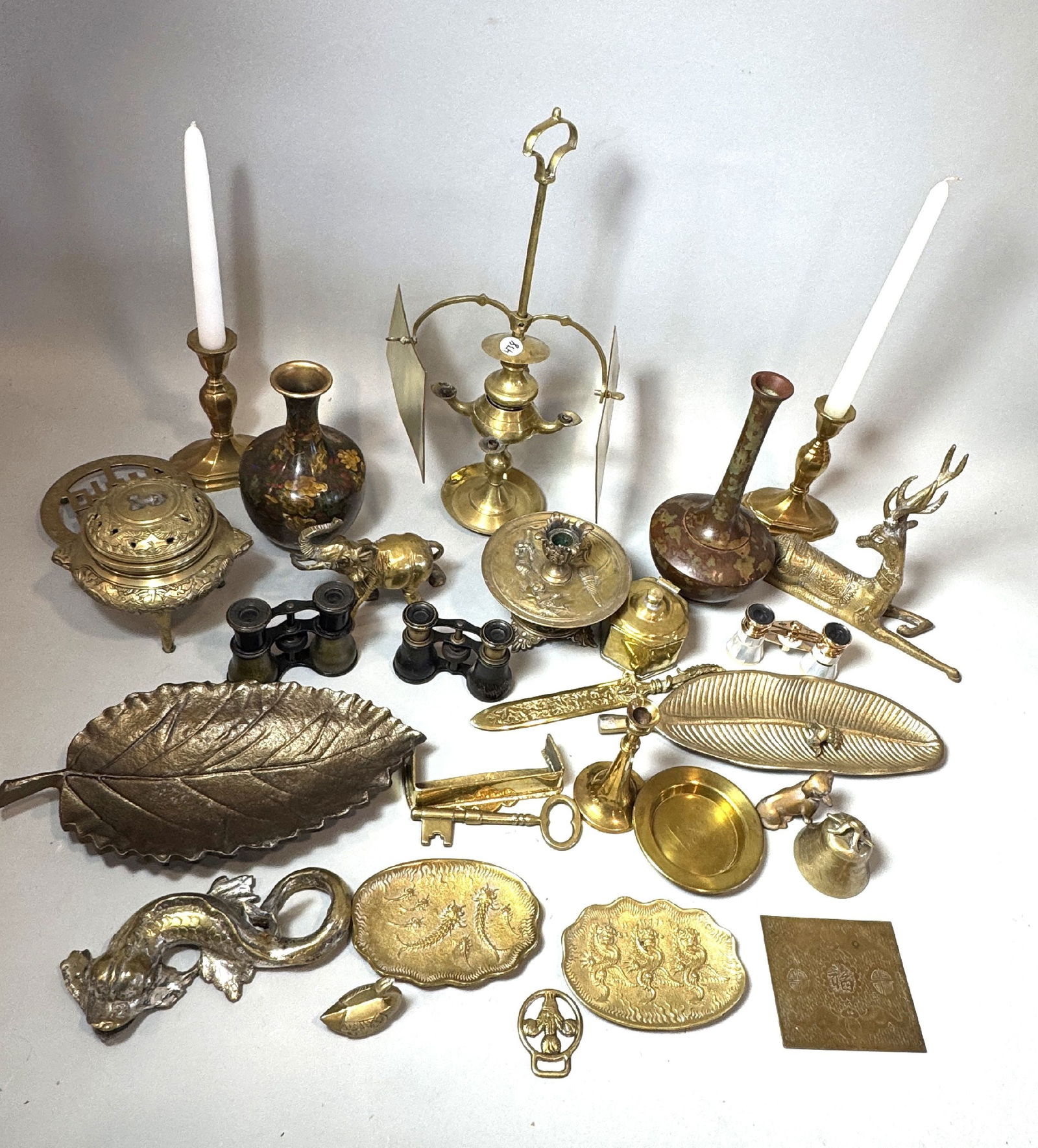 LARGE LOT OF VINTAGE AND ANTIQUE BRASSWARE (1 of 9)