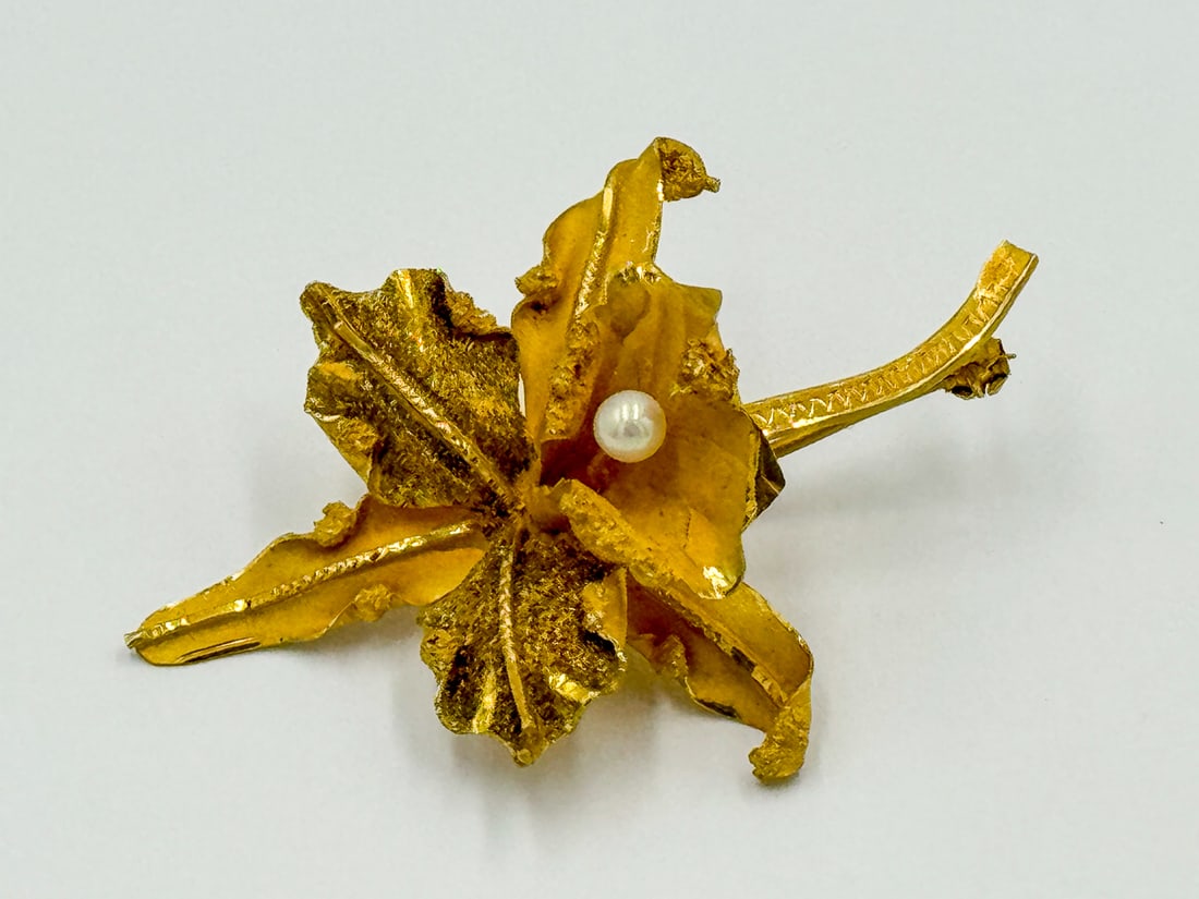 18K GOLD FOLIATE PIN W/ PEARL, 8.23 GRAMS