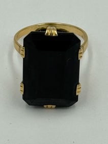 14K GOLD COCKTAIL RING W/ GREEN STONE, 8.79 GRAMS