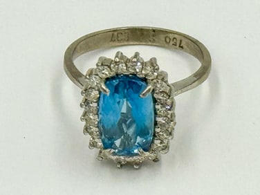 18K WHITE GOLD DIAMOND AND AQUAMARINE RING, 5.03 GRAMS