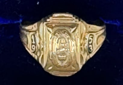 BALFOUR 10K GOLD SIGNET RING, 5.3 GRAMS