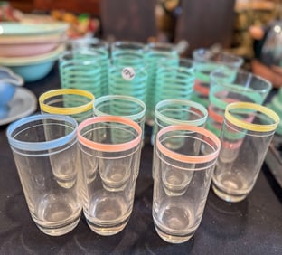 15 PIECES PAINTED DECO 1940S GLASSWARE
