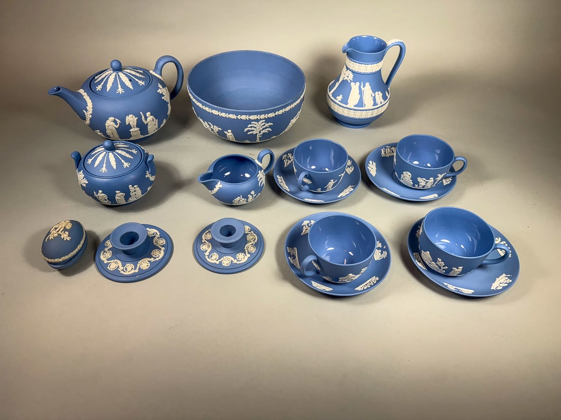 14 PIECES WEDGEWOOD BLUE AND WHITE JASPERWARE, 9" X 4" AND SMALLER: 14 PIECES WEDGEWOOD BLUE AND WHITE JASPERWARE, 9" X 4" AND SMALLER