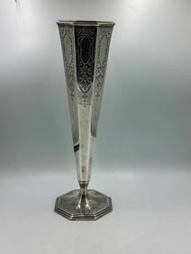 AN ANTIQUE TIFFANY AND CO. ART NOUVEAU STERLING SILVER VASE, 12.95 OZT