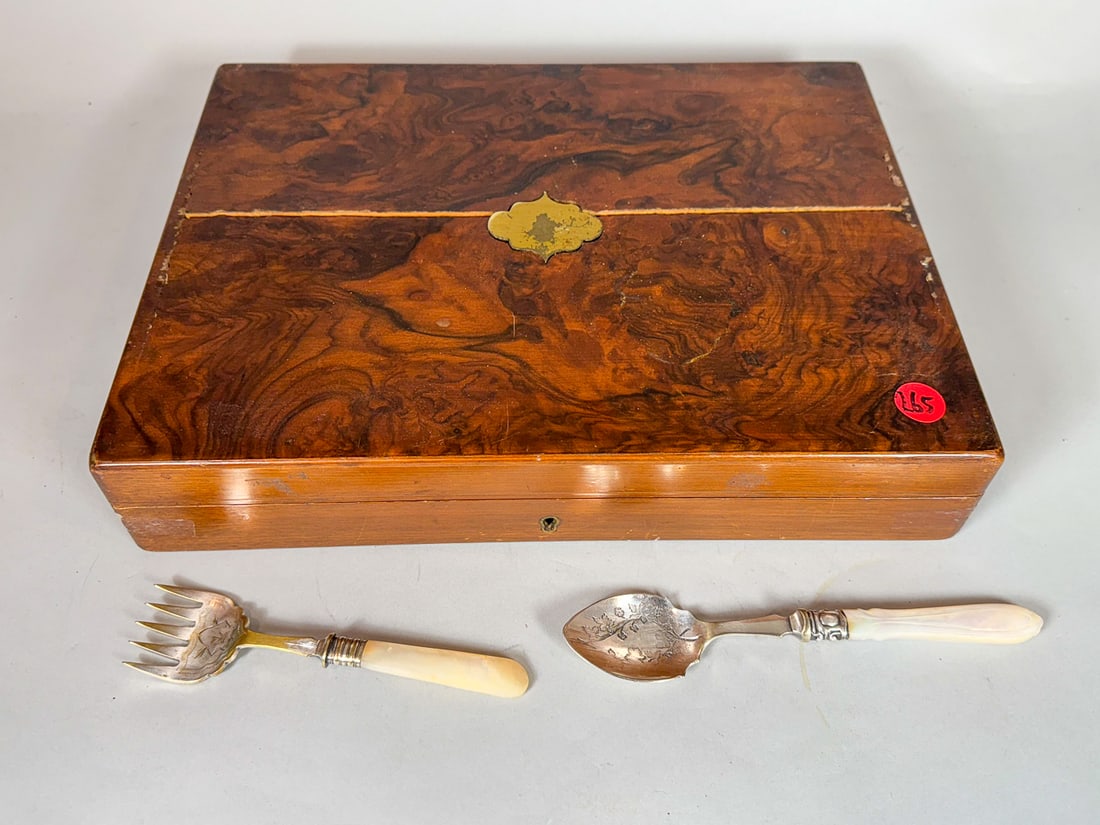 A MOP HAND CHASED CASED KNIFE AND FORK SET: A MOP HAND CHASED CASED KNIFE AND FORK SET