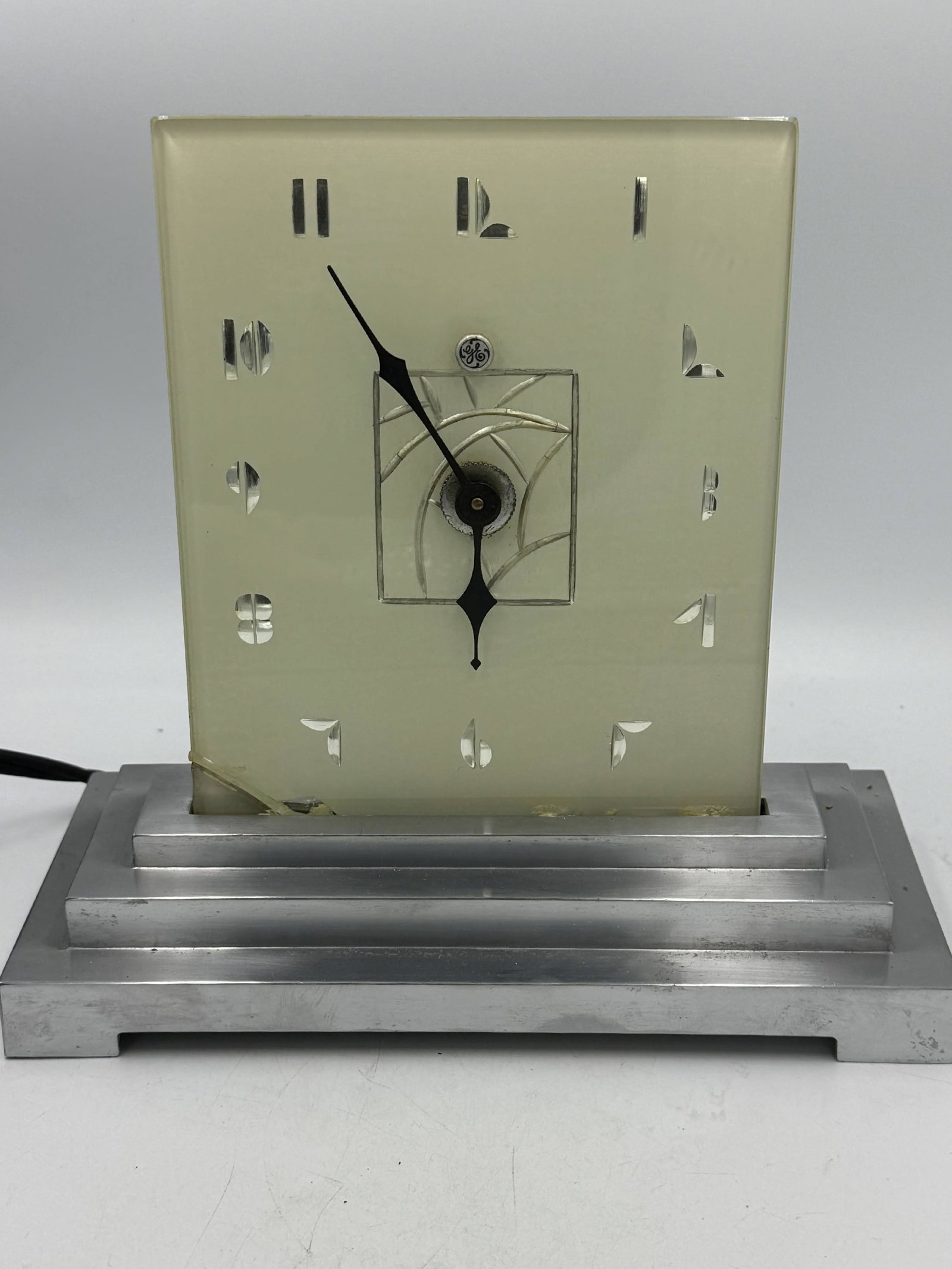 A GENERAL ELECTRIC ART DECO CLOCK (1 of 5)