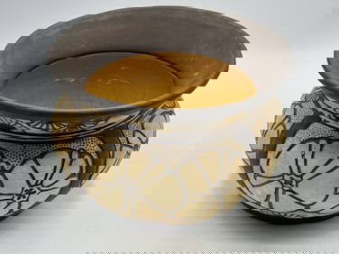 DUTCH ART POTTERY VASE, 7" X 5"